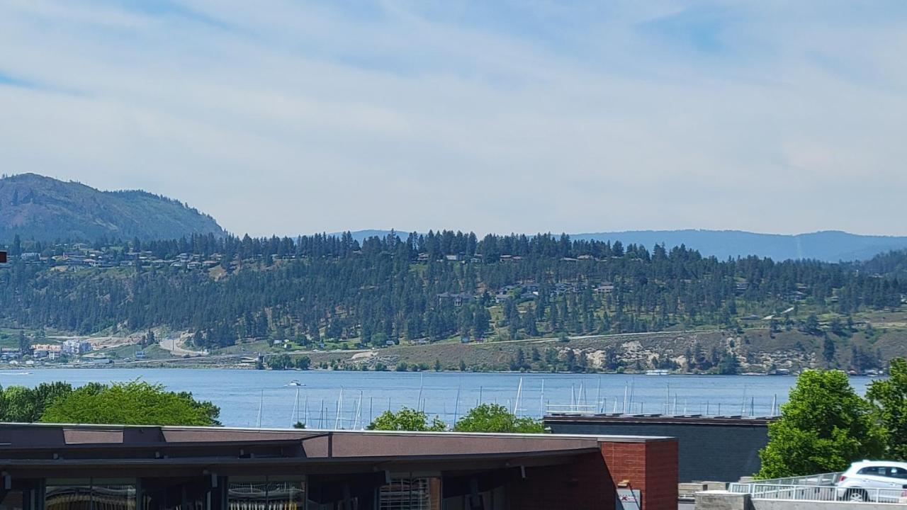 Tiffany Blue@Downtown Culture District Appartement Kelowna Buitenkant foto